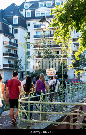 Strasbourg, Alsace, France, groupe de gens heureux, visite à pied gratuite visite guidée, passerelle, bâtiments résidentiels, Banque D'Images