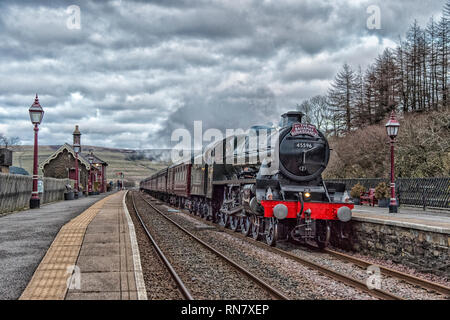 La classe LMS 6P, 4-6-0 no 45596 Bahamas nostalgie de trains à vapeur d'excursion en passant par Garsdale gare dans le North Yorkshire Dales Banque D'Images