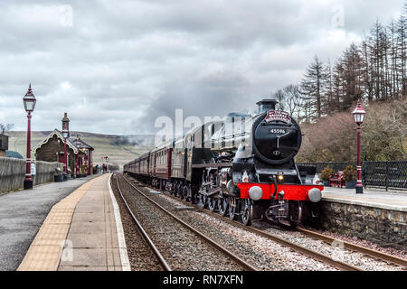 La classe LMS 6P, 4-6-0 no 45596 Bahamas nostalgie de trains à vapeur d'excursion en passant par Garsdale gare dans le North Yorkshire Dales Banque D'Images