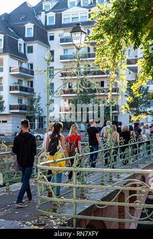 Strasbourg, Alsace, France, groupe de gens heureux, visite à pied gratuite visite guidée, passerelle, bâtiments résidentiels, Banque D'Images