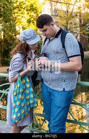 Strasbourg, Alsace, France, jeune couple de touristes à la recherche de photos sur leur appareil photo numérique, Banque D'Images