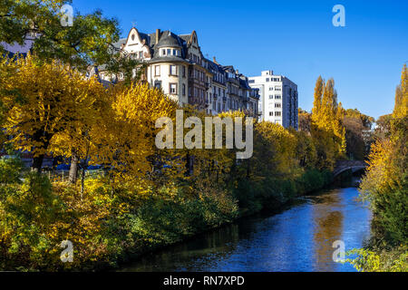 Strasbourg, Alsace, France, Aar rivière, arbres à feuillage de l'automne, des immeubles résidentiels, de Neustadt, Banque D'Images