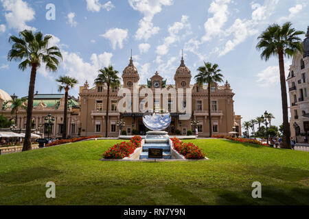 Ciel et Monaco ville reflète dans Sky Mirror, une sculpture publique de l'artiste Anish Kapoor en face du Casino de Monte Carlo à Monaco Banque D'Images