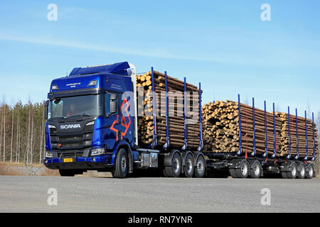 LIETO, FINLANDE - le 12 avril 2018 : Blue Scania R730 Scania grumier XT sur Tour 2018. Scania fête ses 70 ans en Finlande le 18 février 2019. Banque D'Images