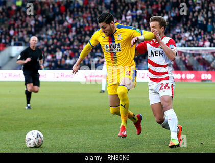 Crystal Palace's Joel Ward (à gauche) et de Doncaster Rovers' James Coppinger (à droite) bataille pour la balle au cours de la FA Cup cinquième ronde match au stade Keepmoat, Doncaster. Banque D'Images