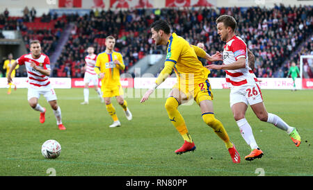 Crystal Palace's Joel Ward (à gauche) et de Doncaster Rovers' James Coppinger (à droite) bataille pour la balle au cours de la FA Cup cinquième ronde match au stade Keepmoat, Doncaster. Banque D'Images