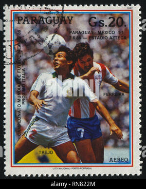 Russie KALININGRAD, 19 avril 2017 : timbres par le Paraguay, montre football, circa 1987 Banque D'Images