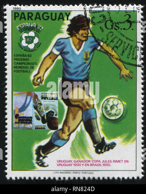 Russie KALININGRAD, 19 avril 2017 : timbres par le Paraguay, montre football, vers 1980 Banque D'Images