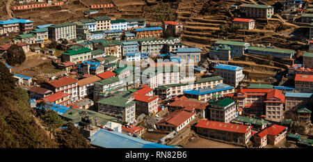 Le Népal, Namche Bazar, augmentation de la vue panoramique sur les toits de la ville de Gompa Banque D'Images