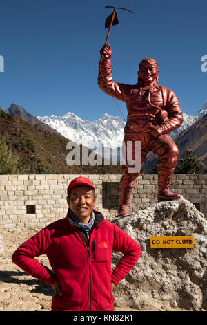 Le Népal, Namche Bazar, le parc national de Sagarmatha, Centre d'accueil, le guide Sherpa Tenzing Norgay Sherpa au memorial statue, à l'ironique "ne l' ascension noti Banque D'Images
