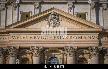 Façade avec Paulus V blason, Basilique Saint Pierre à Rome, Italie. Banque D'Images
