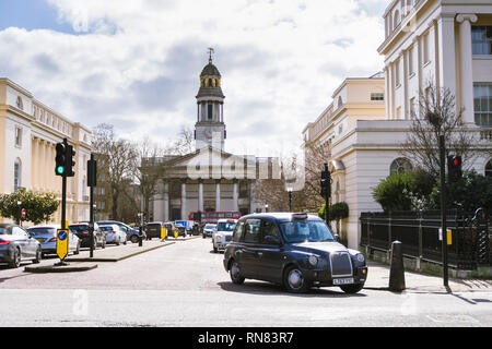 Londres, Royaume-Uni - 20 mars 2018 : York Gate près de Regent's Park avec l'église paroissiale de St Marylebone, sur une journée ensoleillée de printemps avec trafic intense. Banque D'Images