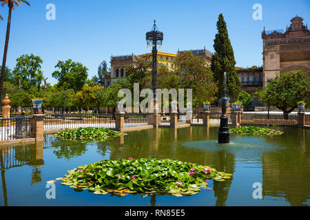 Parque de Maria Luisa, en face de la Plaza de España à Séville, Espagne. Banque D'Images