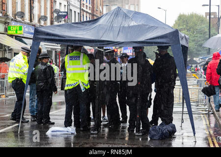 Effectuer la police arrête et opération de recherche au carnaval de Notting Hill, Londres, Angleterre, Royaume-Uni Banque D'Images