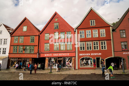 Les bâtiments traditionnels de Bryggen et les touristes à marcher le long de la rue célèbre attraction. Banque D'Images