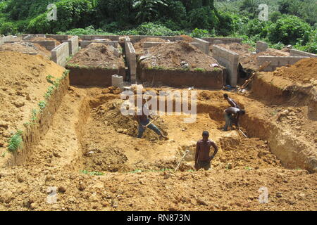 Travailleurs nigérians de faire une fouille manuelle dans le site de construction d'un bâtiment Banque D'Images