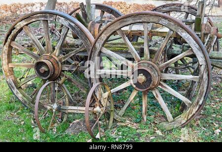 Panier en bois avec de grandes roues latérales Banque D'Images