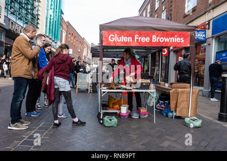 Un étal vendant brownies sans gluten à un marché de rue en rue Peascod à Windsor, Berkshire, Royaume-Uni Banque D'Images