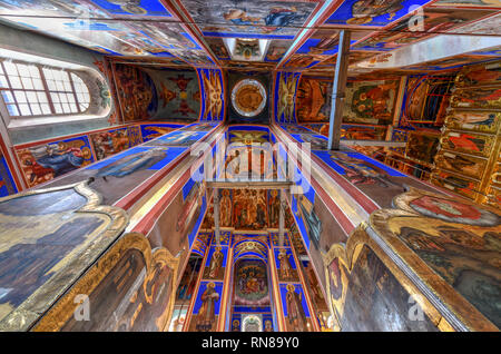 Suzdal, Russie - 5 juillet 2018 : Bel intérieur du Rozhdestvenskiy Sobor dans le Kremlin à Suzdal dans la région de Vladimir, anneau d'Or, la Russie. Banque D'Images