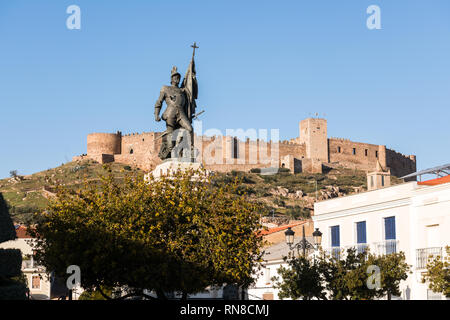 La statue de Hernan Cortes avec château de Medellin dans l'arrière-plan, l'Estrémadure, Espagne. Banque D'Images