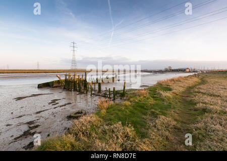 Fin février après-midi à Oare Kent où les ruisseaux Faversham et Oare se rencontrent. Un vieux naufrage est en premier plan et Hollowshore en arrière-plan. Banque D'Images