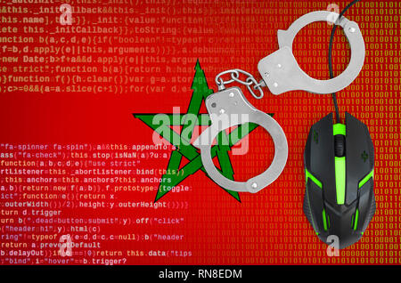 Maroc drapeau et menotté rétroéclairé moderne souris d'ordinateur. Concept créatif de lutte contre la criminalité informatique, les pirates et la piraterie Banque D'Images