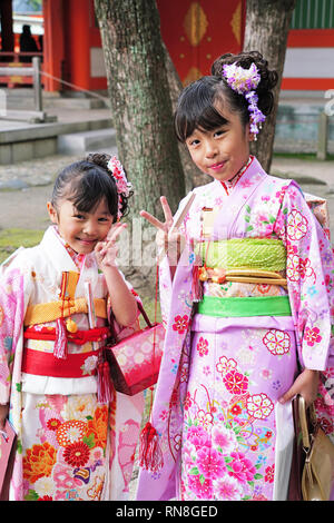 Les filles habillés en kimonos traditionnels célébrant un shichi-go-san (sept-cinq-trois) festival pour les enfants à Temple Shintô Sumiyoshi à Fukuoka, Ja Banque D'Images