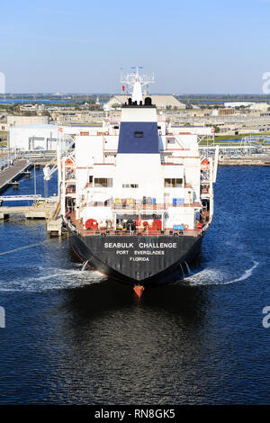 TAMPA, FLORIDE - le 27 février 2016 : les cargos portent aujourd'hui la majeure partie de la cargaison et les plus grands navires porte-conteneurs peuvent transporter plus de 21 000 unités de frei Banque D'Images