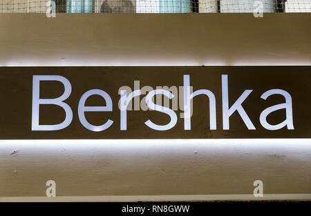 MILAN, ITALIE - 2 juin, 2018 : Logo de la Bershka boutique sur la rue de Milan en Italie. Banque D'Images