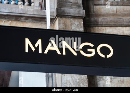 MILAN, ITALIE - 2 juin, 2018 : Logo de la boutique de mangue sur la rue de Milan en Italie. Banque D'Images