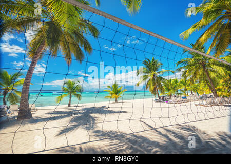 Filet de volley-ball sur la plage tropicale, mer des Caraïbes. Punta Cana, République dominicaine. Banque D'Images