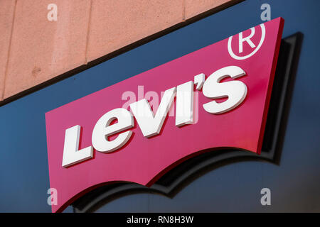 MILAN, ITALIE - 2 juin, 2018 : Logo de la Levi's store sur la rue de Milan en Italie. Banque D'Images