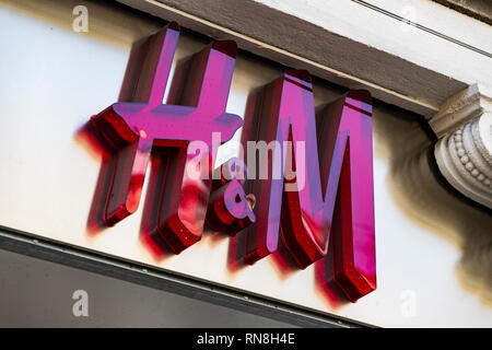 MILAN, ITALIE - 2 juin, 2018 : Logo de la magasin H & M sur la rue de Milan en Italie. Banque D'Images