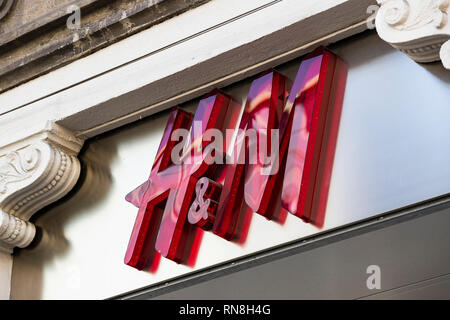 MILAN, ITALIE - 2 juin, 2018 : Logo de la magasin H & M sur la rue de Milan en Italie. Banque D'Images