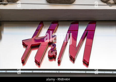 MILAN, ITALIE - 2 juin, 2018 : Logo de la magasin H & M sur la rue de Milan en Italie. Banque D'Images