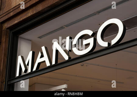 MILAN, ITALIE - 2 juin, 2018 : Logo de la boutique de mangue sur la rue de Milan en Italie. Banque D'Images