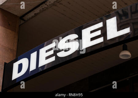 MILAN, ITALIE - 2 juin, 2018 : Logo de la boutique diesel sur la rue de Milan en Italie. Banque D'Images