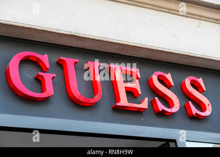 MILAN, ITALIE - 2 juin, 2018 : Logo de la boutique Guess sur la rue de Milan en Italie. Banque D'Images