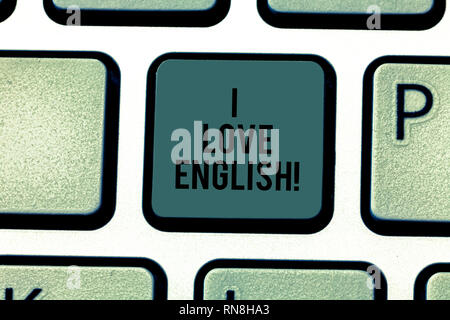 Signe texte montrant J'aime l'anglais. Photo conceptuelle de l'affection pour la grammaire de la langue internationale de l'intention de créer une touche de clavier d'ordinateur mess Banque D'Images