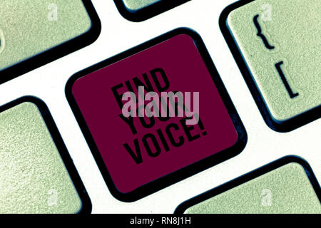 Texte de l'écriture manuscrite Trouver votre voix. Concept qui signifie être capable de s'exprimer comme un écrivain à parler l'intention de créer une touche de clavier d'ordinateur un message Banque D'Images