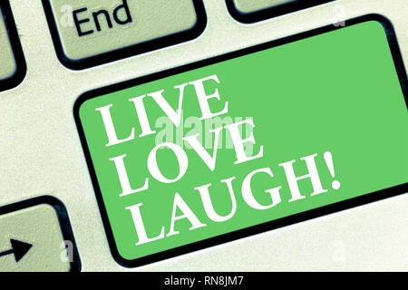 La main conceptuel montrant Live Love Laugh. Photo d'affaires mettant en valeur positive s'inspirer profitez de vos jours de rire humour touche clavier inten Banque D'Images