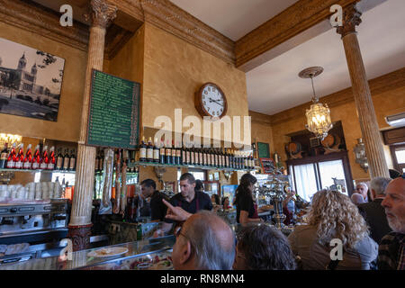 Clients à l'intérieur de l'El Anciano Rey de los Vinos, vins doux typique bar dans la rue de Bailén, Madrid, Espagne Banque D'Images