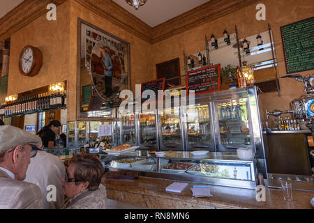 Clients à l'intérieur de l'El Anciano Rey de los Vinos, vins doux typique bar dans la rue de Bailén, Madrid, Espagne Banque D'Images