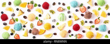 Les petits fruits et les boules de crème glacée sur fond blanc. Concept d'été. Banner Banque D'Images