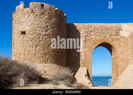 Les murs en pierre de l'ancienne forteresse portugaise (château) Dar el Bahar avec un arc de porte. Situé sur la côte de l'océan Atlantique à Safi, Maroc. Bright Banque D'Images
