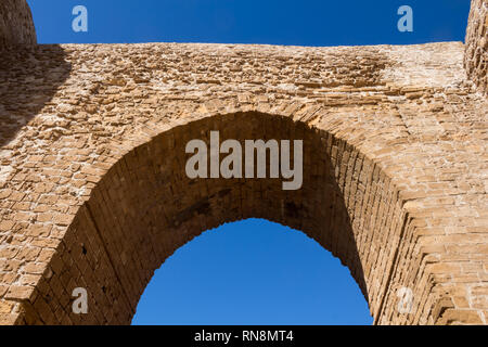 Les murs en pierre de l'ancienne forteresse portugaise (château) Dar el Bahar avec un arc de porte. Situé sur la côte de l'océan Atlantique à Safi, Maroc. Bright Banque D'Images