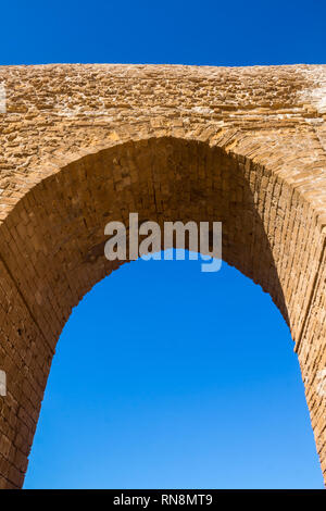 Les murs en pierre de l'ancienne forteresse portugaise (château) Dar el Bahar avec un arc de porte. Situé sur la côte de l'océan Atlantique à Safi, Maroc. Bright Banque D'Images
