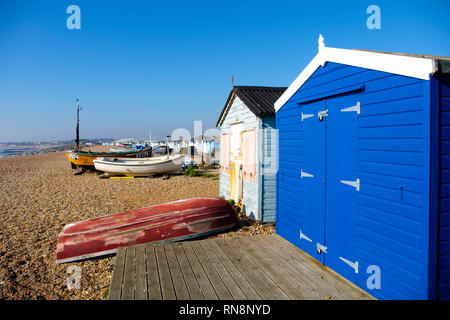 Des cabines de plage et des bateaux de pêche sur le Bulverhythe beach, West St Leonards-on-Sea, East Sussex, UK Banque D'Images