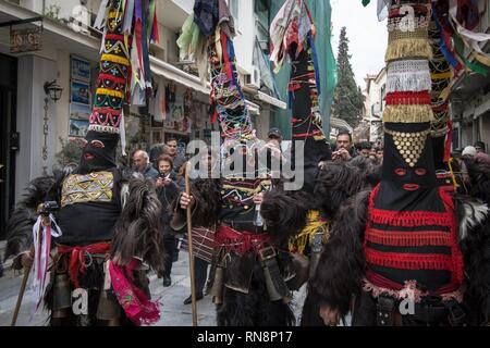 Les participants ont vu portant des masques et des danses au cours de la coutume. Les porteurs de Bell présente leurs coutumes avec des danses et de la musique à Athènes, Grèce. Une coutume de serres où les participants portent des cloches et des grands masques avec les couleurs. Banque D'Images