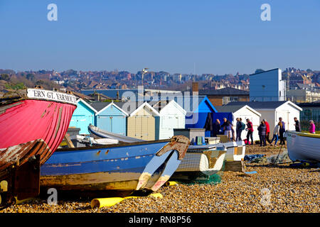 Vieux bateaux de pêche et des cabines de plage sur le Bulverhythe beach, West St Leonards-on-Sea, East Sussex, UK Banque D'Images